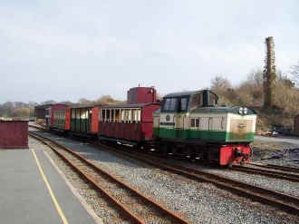 Conway shunts Dinas Supporters train_BWH25-3-07.jpg (57407 bytes)