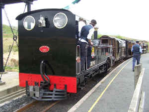 Lyd_BWH23-4-11RD with vintage train.jpg (86782 bytes)