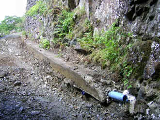 S10_AS31-5-07Water pipe at north end of T4.jpg (120064 bytes)