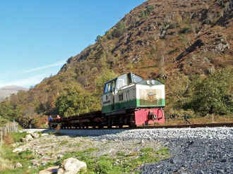 S10_BWH23-10-07Conway Castle dropping rails in Aberglaslyn Pass.jpg (97185 bytes)