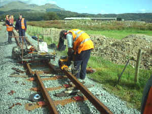 S11_SB20-9-09rail cutting Ynysfor.jpg (89259 bytes)