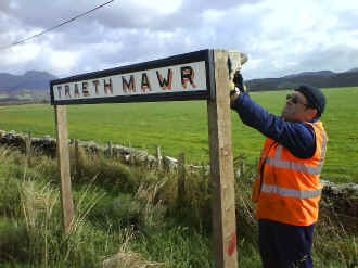 S12_ND29-10-07removing signage at Traeth Mawr.jpg (60832 bytes)