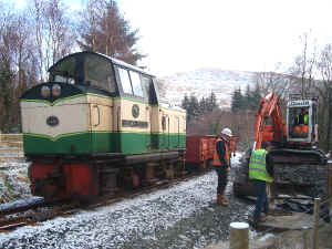 S8_AS5-3-09Conway on Canal Curve with stone.jpg (79881 bytes)