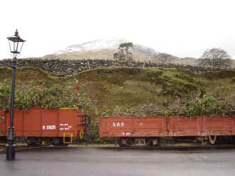S9_AT23-3-08BS clearance train with snow on Moel Hebog.jpg (57864 bytes)