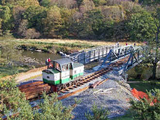 S9_BWH24-10-07Conway Castle approaches BYF on rails.jpg (126326 bytes)