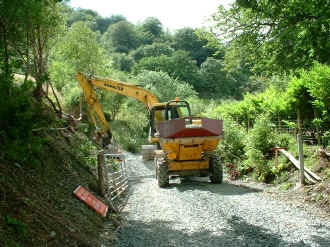 S9_JE19-7-07BYF cutting N with dumper tipper attachment.jpg (105366 bytes)