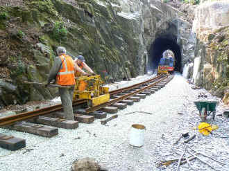 S9_NM29-4-07Goat Tunnel south tracklaying.jpg (108308 bytes)