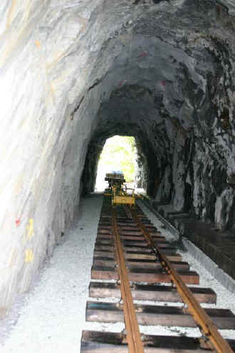 S9_SM5-5-07inside Gaot Tunnel.jpg (44644 bytes)