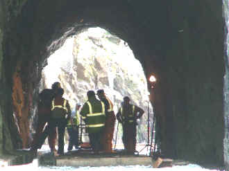 S9_TE28-4-07Tracklaying in Goat Tunnel.jpg (44219 bytes)
