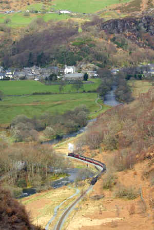 Snowdonian_DT2-4-11Aberglaslyn north from hill distant.jpg (83900 bytes)