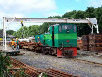 Upnor_AS20-6-08 rail loading at Dinas.jpg (80280 bytes)